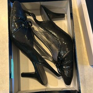 Karen Scott black pumps